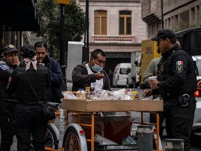 Vendedores de alimentos se encuentran en la calle 16 de septiembre del centro histórico de Ciudad de México, el 29 de junio de 2022.