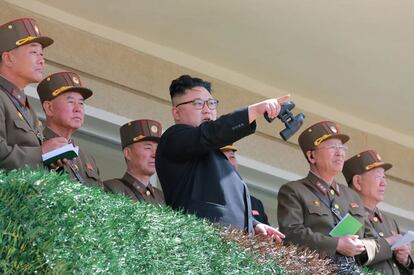 Kim no habló durante el acto, pero el vicepresidente de la Comisión de Asuntos de Estado, segundo en la jerarquía del país, pronunció un discurso desafiante en el que advirtió que el país está listo para reaccionar a cualquier provocación. En la imagen, el líder norcoreano observa el desfile militar.