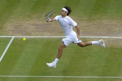 Roger Federer, en acción ante Jonas Bjorkman.