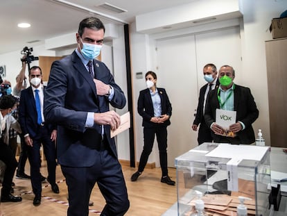 El presidente del Gobierno, Pedro Sánchez, deposita su voto en un colegio de Pozuelo de Alarcón (Madrid), el martes.