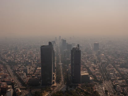 Vista aérea de la contaminación en Ciudad de México en 2021.