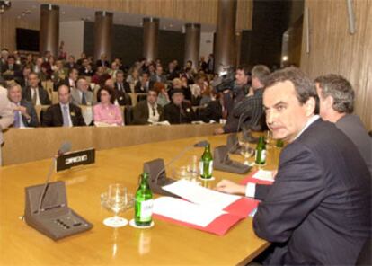 Zapatero, esta mañana en Madrid durante la presentación de su reforma.