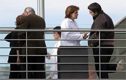 Profesionales sanitarios atienden a familiares de las víctimas ayer en el recinto ferial Juan Carlos I de Madrid.