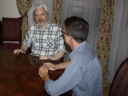 La delegación de Podemos con Julian Assange, durante la reunión.