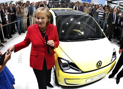 La canciller alemana, Ángela Merkel, ha sido la responsable de abrir las puertas del Evento. En la imagen, junto al Volkswagten que sustituirá al Lupo.