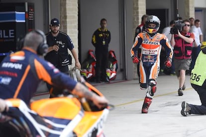 Marc M&aacute;rquez corre hacia su moto en la clasificaci&oacute;n del GP de Las Am&eacute;ricas.