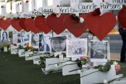 Cruces y recuerdos en honor a los fallecidos durante el tiroteo masivo en Las Vegas.