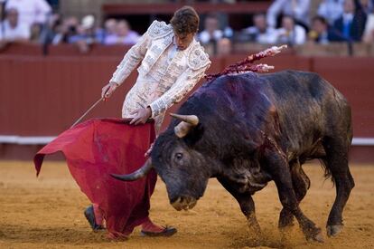 Manuel Escribano, durante la faena con el sexto toro al que le cortó dos orejas.