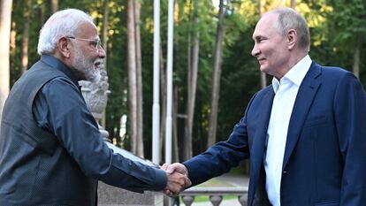 El presidente ruso, Vladímir Putin, saluda al primer ministro indio, Narendra Modi, en su residencia de Novo-Ogaryovo, a las afueras de Moscú, este lunes.