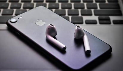 AirPods con un teléfono iPhone