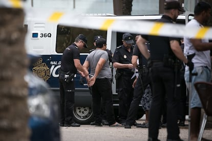 La red, que ha sido investigada durante más de un año, se valía presuntamente de punteros, personas que buscan a turistas por la calle, muchos de ellos lateros.