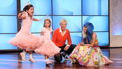 Nicki Minaj acudió al programa de Ellen DeGeneres para sorprender a dos niñas que imitaban a la cantante. Al principio no sospecharon nada, pero luego, cuando se abrió la puerta tras ellas y apareció la autora de ‘Bang Bang’ todo fueron gritos, abrazos y besos. Incluso una de las pequeñas se atrevió a cantar un tema con Nicki Minaj.  