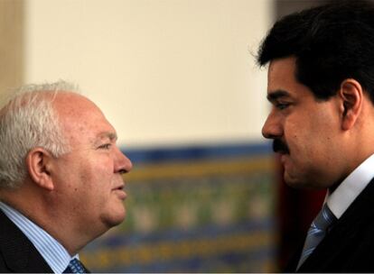 Moratinos, a la izquierda, y el ministro venezolano de Exteriores, Nicolás Maduro, en Caracas.