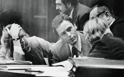 Ted Bundy en uno de sus juicios por asesinato.