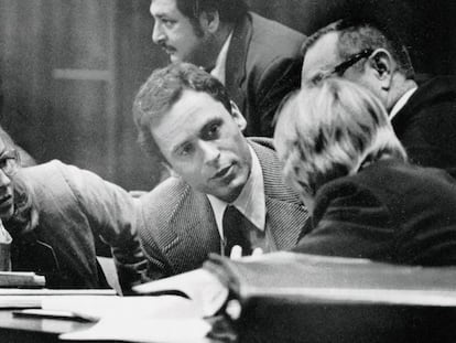 Ted Bundy en uno de sus juicios por asesinato.