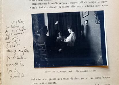 Mano de un supuesto fantasma en el libro 'Fotografie di Fantasmi', con una nota de Cajal: "Nótese la falta de modelado de la mano, debe ser una hoja de cartón blanca pegada por el médium durante la fase de oscuridad".