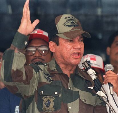 El exgeneral panameño Manuel Antonio Noriega da un discurso durante una ceremonia militar en la ciudad de Panamá, el 20 de Mayo de 1988.