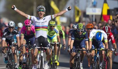 Michal Kwiatkowki levanta los brazos al imponerse a Valverde y Matthews, a su izquierda, en la meta de la Amstel Gold Race.
