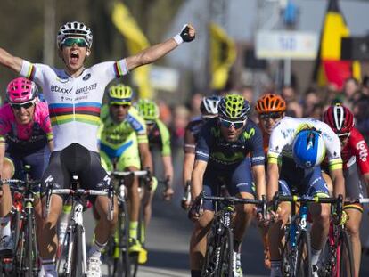 Michal Kwiatkowki levanta los brazos al imponerse a Valverde y Matthews, a su izquierda, en la meta de la Amstel Gold Race.