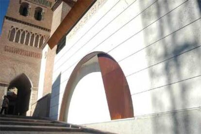 Puerta de entrada al nuevo mausoleo de los Amantes, junto a la torre mudéjar de la iglesia de San Pedro.