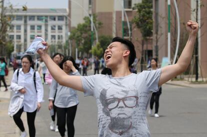 Uno de los candidatos a pasar el gaokao celebra el fin de la primera jornada de las pruebas en la provincia de Jiangsu. Son más de 9 millones de alumnos en todo el país que en muchos casos están sometidos a una enorme presión para conseguir una disputada plaza en las universidades de primer nivel.