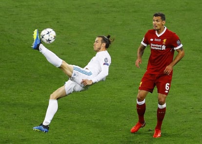Gareth Bale y Dejan Lovren, en la final de la Champions League 2018.