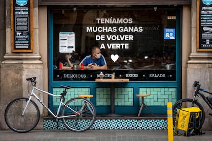 Una pareja de turistas, en un bar de Barcelona, durante el primer día sin toque de queda en Cataluña.