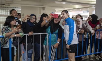 Carolina Marín se hace una foto tras un partido durante el campeonato de Indonesia 2019.