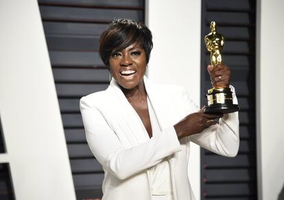 Viola Davis se cambió del rojo, con el que recibió el Oscar a Mejor Actriz Secundaria, al blanco para disfrutar del 'after party' de los premios del cine. 