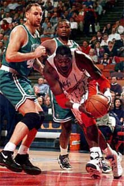 Olajuwon, en un partido con los Rockets de Houston.
