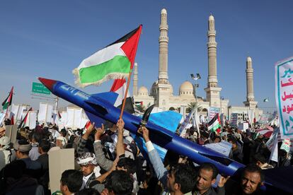 People supporting the Houthis hold a mockup rocket as they attend a rally against the U.S.-led strikes on Houthi targets and continued Israeli strikes in the Gaza Strip, in Sanaa, Yemen January 26, 2024.