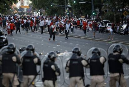 Enfrentamientos entre los hinchas de River y la policía, el 24 de noviembre cerca del Monumental.