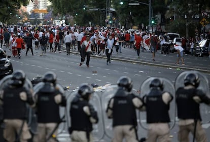 Confronto entre torcida do River e a polícia.