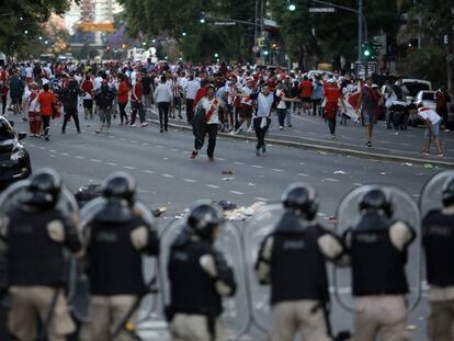 Confronto entre torcida do River e a polícia.