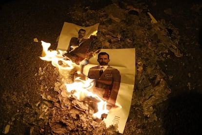 Dos fotografías con la imagen del Felipe VI arden en la avenida Diagonal de Barcelona, cerca del Palau de Congresos de Cataluña, donde se entregan los premios Princesa de Girona.