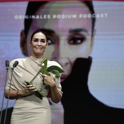 Vicky Martín Berrocal con su Ondas Globales del podcast que se celebra en el Circo Price. A 19 de junio de 2024, en Madrid (España). Los principales galardones del podcast en español en el mundo reúnen a los creadores más destacados de este 2024.