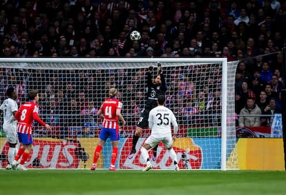 El guardameta del Atlético de Madrid, Jan Oblak, despeja un balón en su área. 