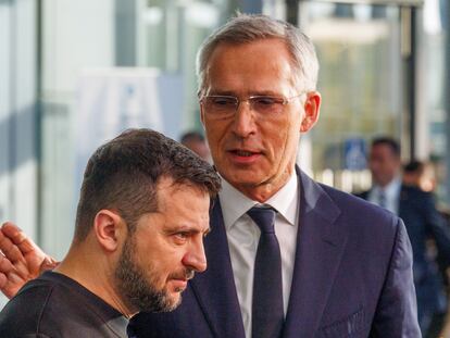 El secretario general de la OTAN, Jens Stoltenberg, y el presidente ucranio, Volodimir Zelenski, en la sede de la Alianza Atlántica en Bruselas este miércoles.