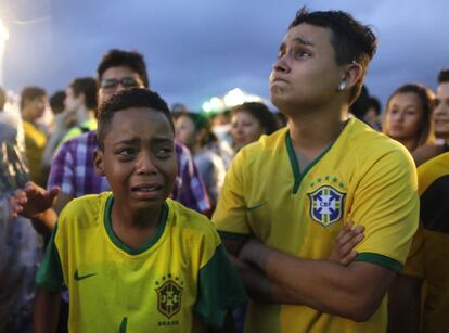 Um menino chora durante o jogo do Brasil e Alemanha, em Copacabana, no Rio de Janeiro.