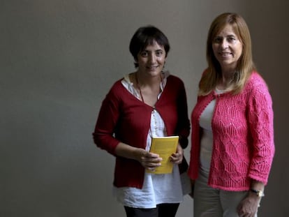 Les professores Marta Espasa i Núria Bosch, a la Universitat de Barcelona.