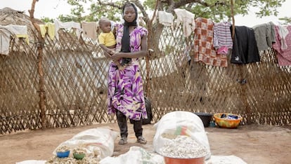 Una madre soltera con su bebé en Camerún.