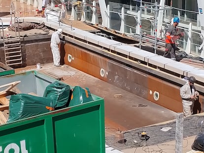 Trabajos de reparación e instalación de una piscina en cubierta del barco "Allure of The Seas" de Royal Caribbean
