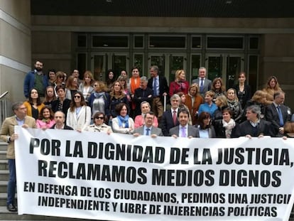 Concentración de jueces ante el Tribunal Superior de Justicia del País Vasco, el 17 de mayo.