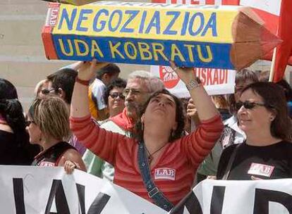 Los sindicatos que apoyan la huelga se concentraron ayer ante la sede del Gobierno en Vitoria.