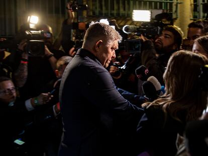 Robert Fico a la llegada a la sede de su partido, Smer-SD, en la noche electoral de este sábado en Bratislava.