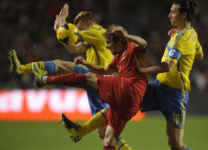 Fabio Coentrao pugna por un balón con Larsson e Ibrahimovic.