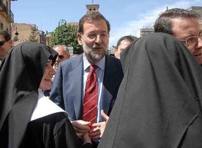 El presidente del PP, Mariano Rajoy, saluda a dos monjas en la plaza de Santo Domingo de León.