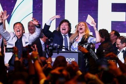 El candidato ultra a la presidencia de Argentina, Javier Milei, tendió la mano a la coalición Juntos por el Cambio para derrotar a Sergio Massa en la segunda vuelta que disputarán el próximo 19 de noviembre. "Estoy dispuesto a hacer tabula rasa, a barajar y dar de nuevo para terminar con el kirchnerismo", dijo desde el búnker electoral.