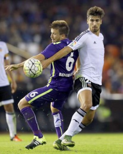 André Gomes pelea un balón con Camacho, del Málaga.