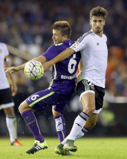 Andr&eacute; Gomes pelea un bal&oacute;n con Camacho, del M&aacute;laga.